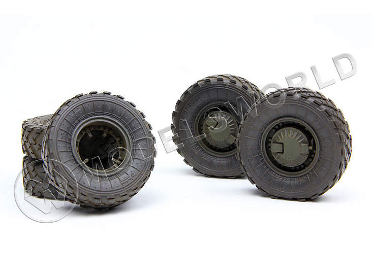 Набор смоляных колес для российского бронеавтомобиля 233014 Тигр. Масштаб 1:35 - фото 1
