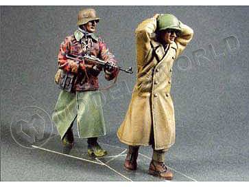 Фигуры Пленный американский офицер и немецкий унтер-офицер. 1944 г., дые фигуры. Масштаб 1:35