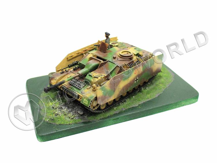 Готовая модель, немецкая САУ StuG IV на подставке в масштабе 1:35 - фото 1
