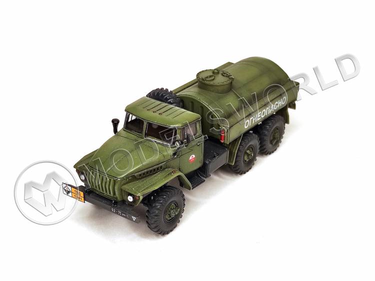 Готовая модель Бензозаправщик Урал-4320 в масштабе 1:72 - фото 1
