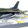 Готовая модель американский истребитель 4-ого поколения F-16 в футляре в масштабе 1:72