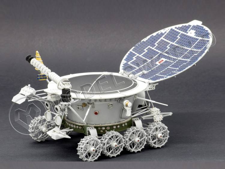 Склеиваемая пластиковая модель Советский дистанционно управляемый робот Луноход-1. Масштаб 1:24 - фото 1